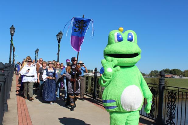 romenewstribune's tweet image. Geocaching group marches into Rome in medieval garb #goingcaching #geocaching ow.ly/TrVGQ