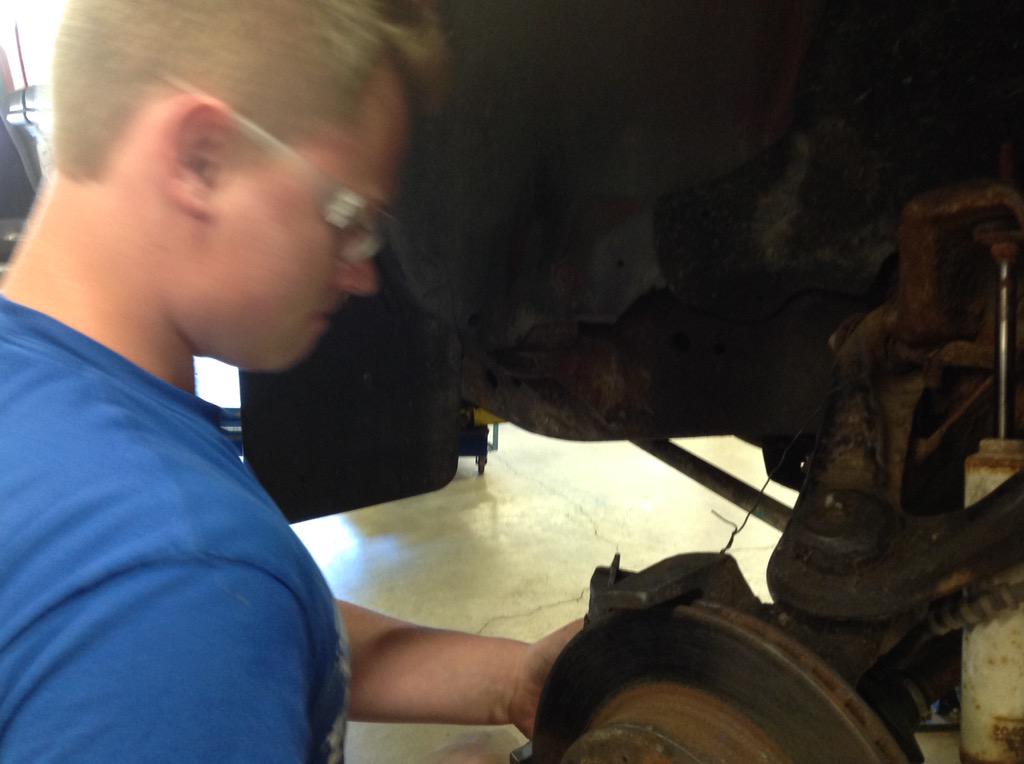 FourRiversCC's tweet image. Getting dirty in Auto tech #learningisdoing