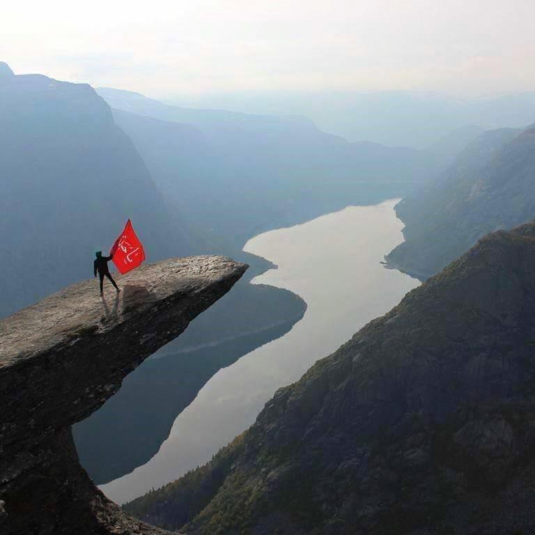 #اذا_تكدروصلها اكثربعد
راية لبيك ياحسين بأعلى قمة بالقطب الشمالي  ..