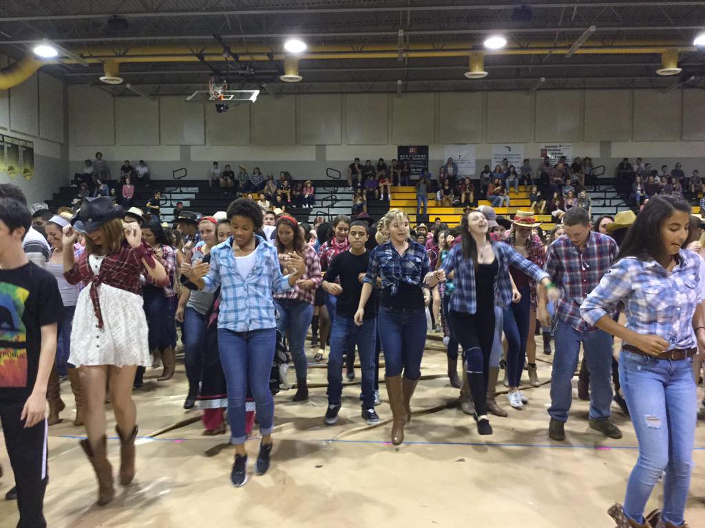 JWMHS's tweet photo. #MustangHomecoming #RodeoGames turns into #MustangDancing! #LotsOfMustangSpirit http://t.co/59hYg15ZE8