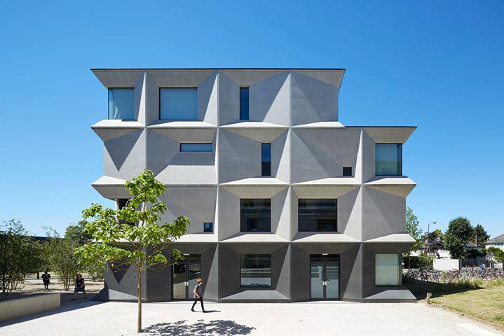 #BREAKING Allford Hall Monaghan Morris' Burntwood School has won the 2015 RIBA Stirling Pr… archdai.ly/1LctOAA