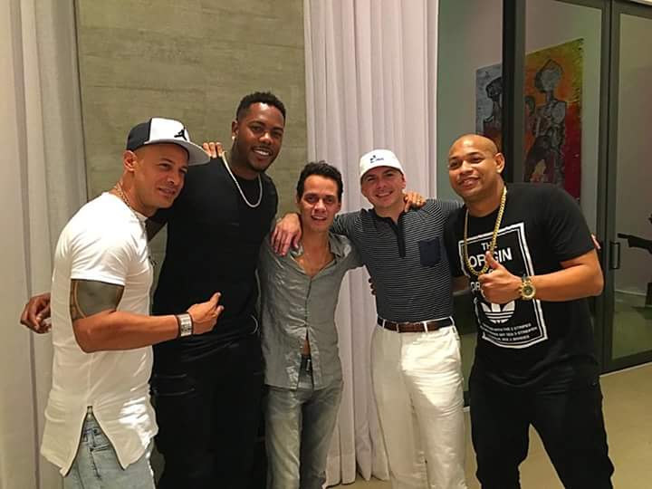Alexandergdz1's tweet photo. Pasando un buen rato con buenos amigos @marcanthony @pitbull @AChapman_105 #LesterHerrera http://t.co/Vs7La1smQs