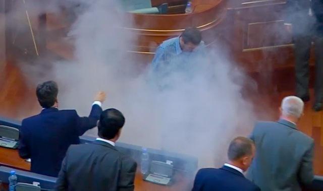 Vuelven a lanzar gas lacrimógeno en parlamento de Kosovo - CRYjpyBUYAENRdf