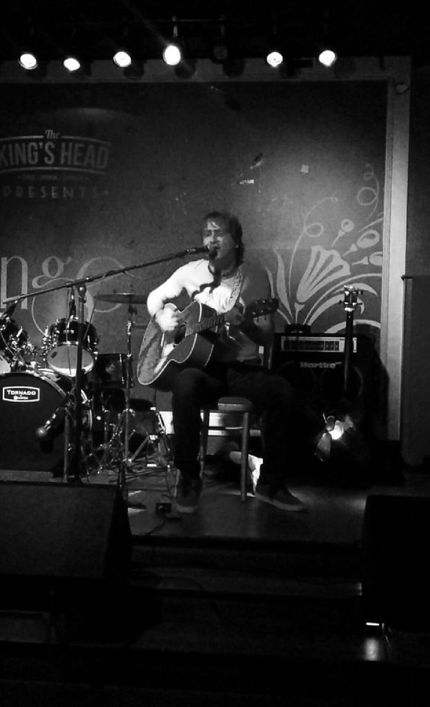 Tonight in The Kings Head has kicked off! <a href="/Philpayola/">Philip McCarroll</a> of <a href="/SONILive1/">Sounds of NI</a> blasting out the tunes!