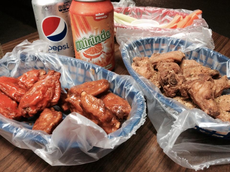 soyamigodememo's tweet photo. Hoy hasta las 12 de la NOCHE todas las alitas que puedas comer por $130 pesos MR ALITAS Abasolo frente a delinachos http://t.co/PhduK0Iwza