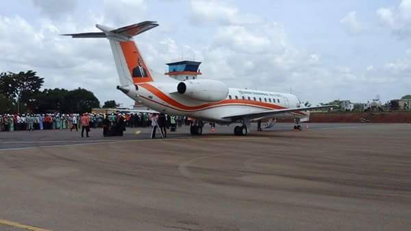 EL_Dozoba's tweet photo. #AvecADO , le Boeing #RHDP sillonne toute la #ci225. @AvecADOPr on ne fait pas dans la dentelle http://t.co/VjyBoqrBvu