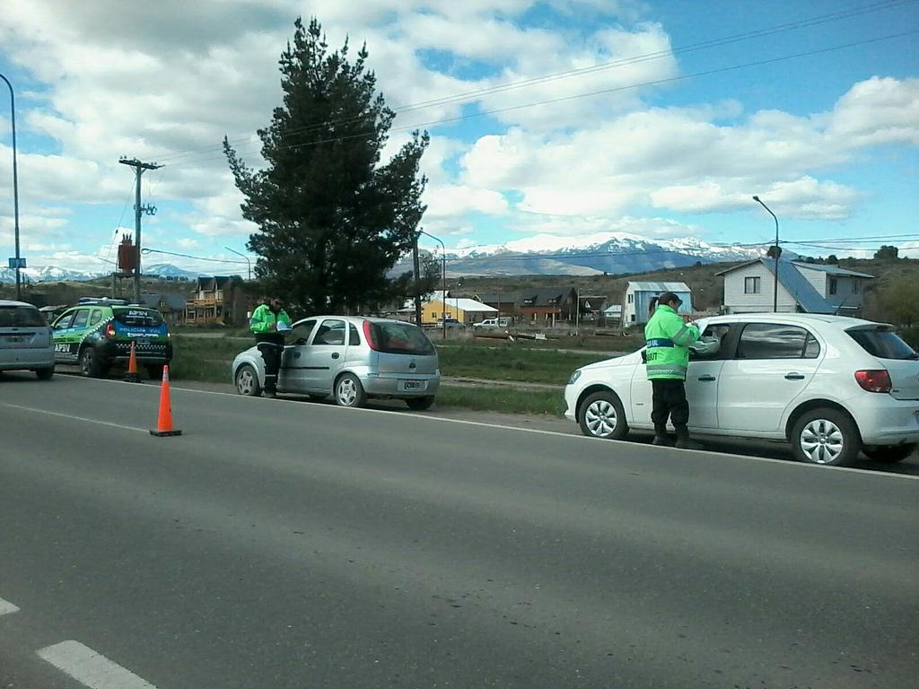 APSV3's tweet photo. APSV/ESQUEL.durante la mañana. Acceso TREVELIN,tareas preventivas Policía Vial,personal tránsito, @massonifederico http://t.co/hc5yAQK60g