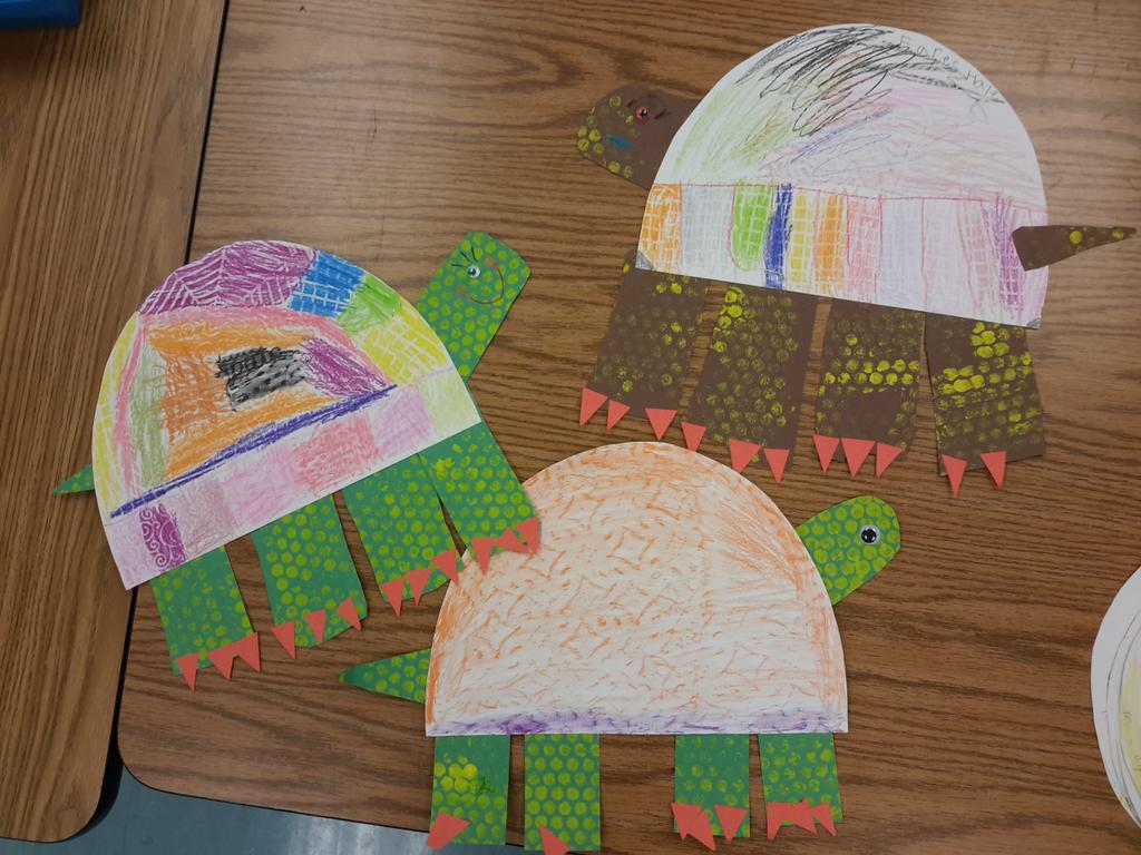 Kinder artists printmaking with bubble wrap to add texture to their tortoise project. #creechpride