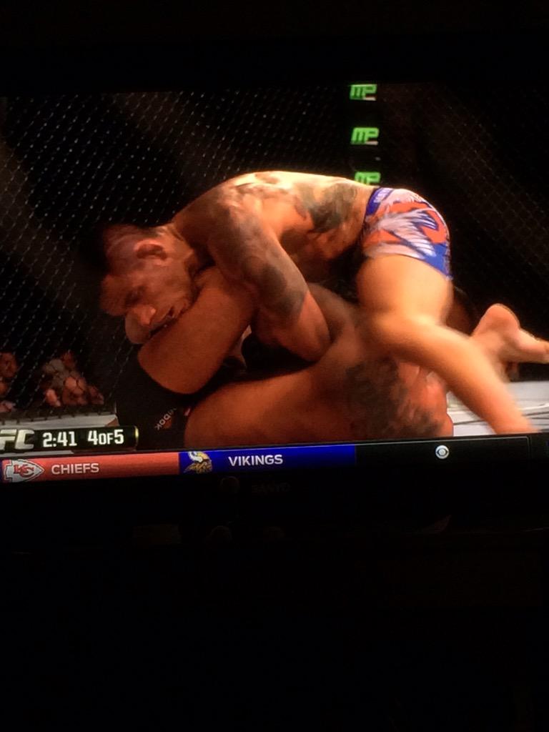 gregjay1998's tweet image. Watching the replay of @RdosAnjosMMA dominant victory at #UFC185 in to win the lightweight title.