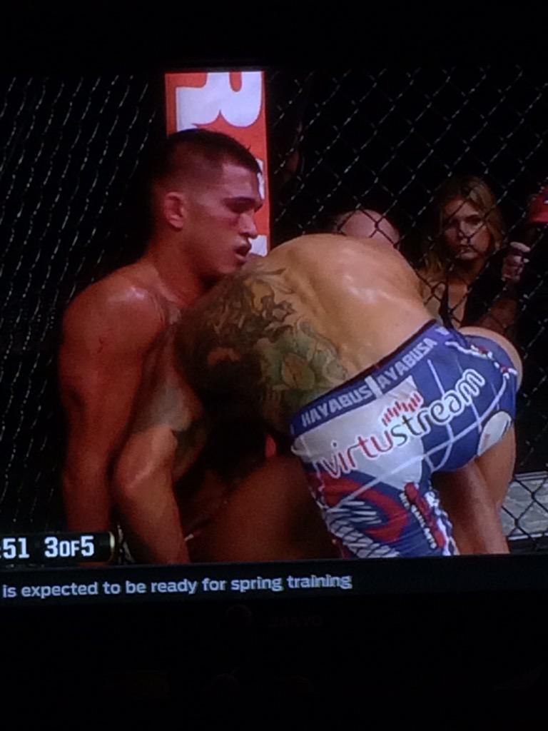 gregjay1998's tweet image. Watching the replay of @RdosAnjosMMA dominant victory at #UFC185 in to win the lightweight title.