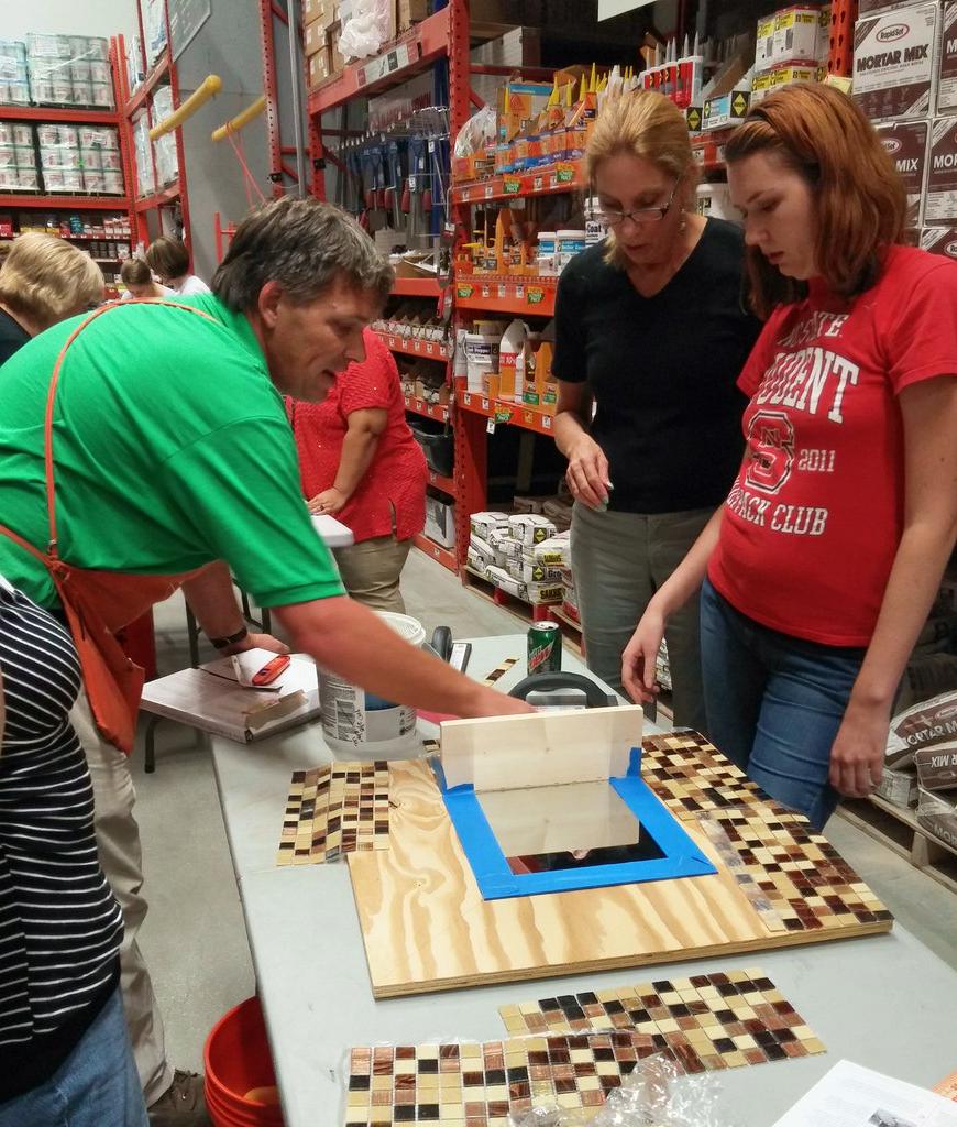 JulieCribbTHD's tweet photo. Billy Price,  sharing his skills with the ladies! #DIHWorkshop http://t.co/6ZoaauoM4X