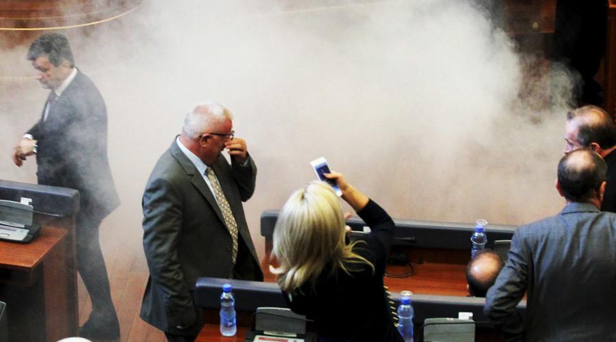 Vuelven a lanzar gas lacrimógeno en parlamento de Kosovo - CRZhMbbUsAAbOIn