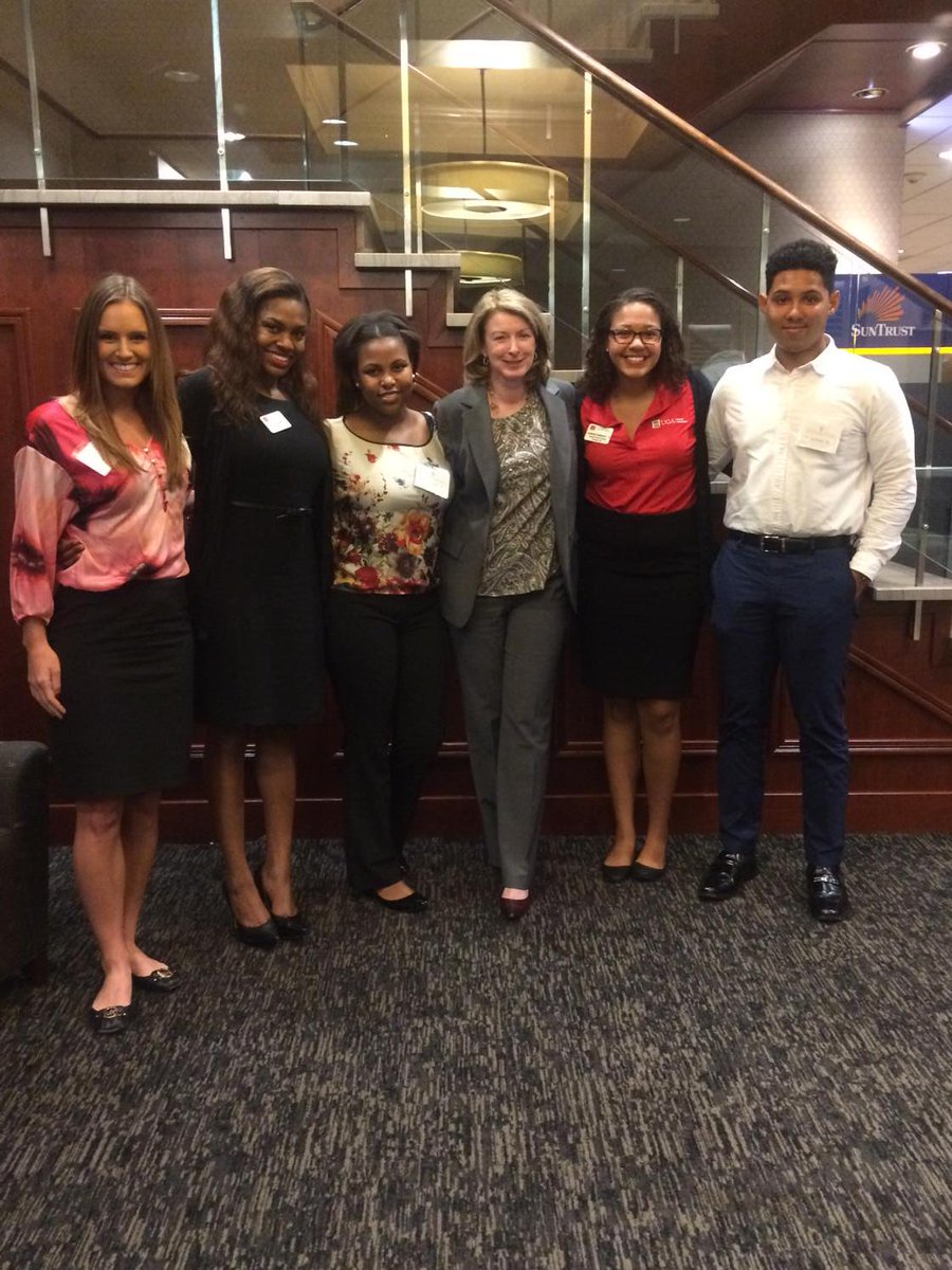 InsightSComm's tweet image. Enjoyed my Dinner with a Dozen Dawgs #ugaalumniassociation #UGA_SAA #UGAHomecoming