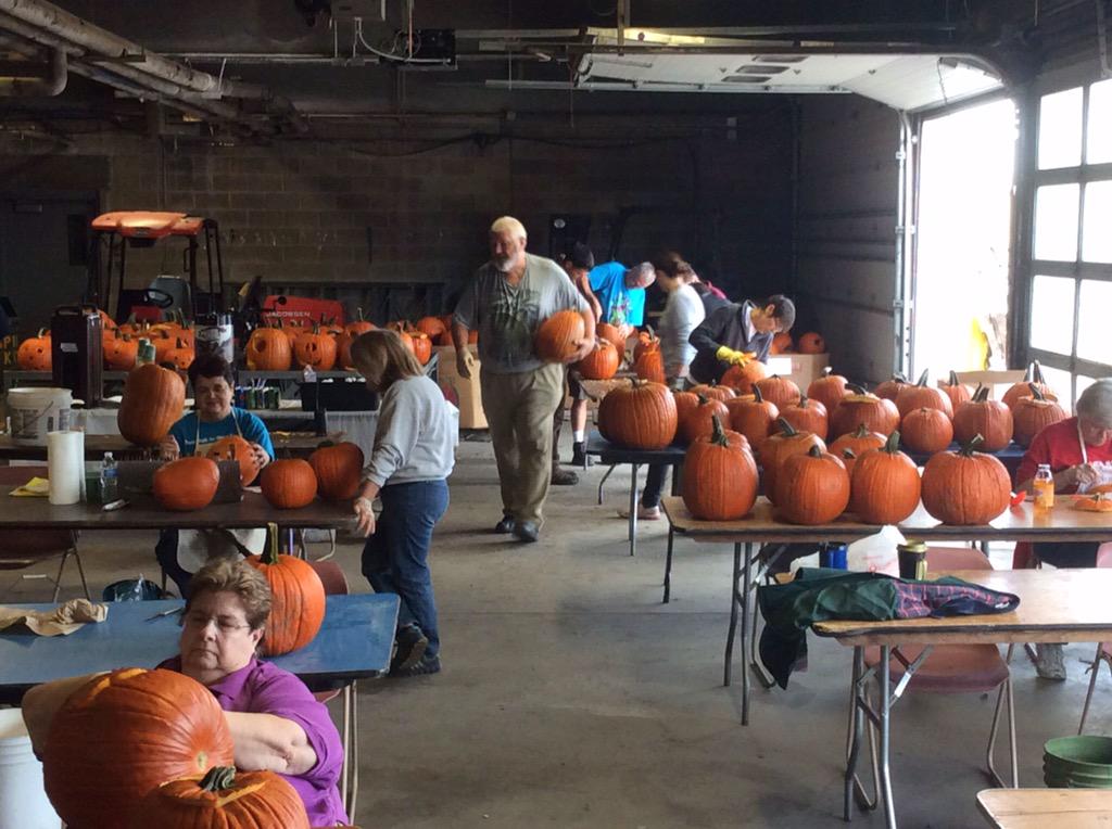 MilwaukeeCoZoo's tweet image. Today we carved pumpkins to get ready for #BooAtTheZoo.