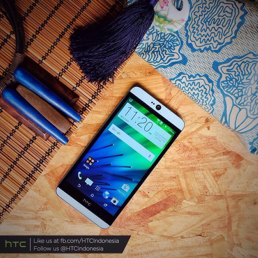 Pagi #SobatHTC! Kali ini Kami memadukan hal etnik yg terlihat sesuai dgn #HTCDesire826. Ayo, share foto #OOTD mu!