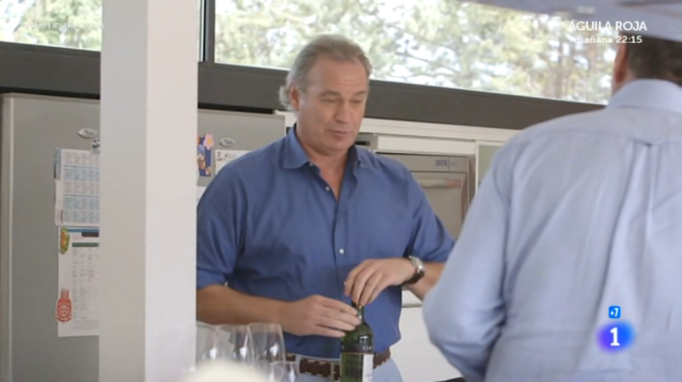 bodegastiopepe's tweet photo. [fotos] ¡Gracias @BertinOsborne por invitar a #TioPepe a tu casa en tu cita con @carlosherreracr en @rtve! https://t.co/XqY8JboY7V