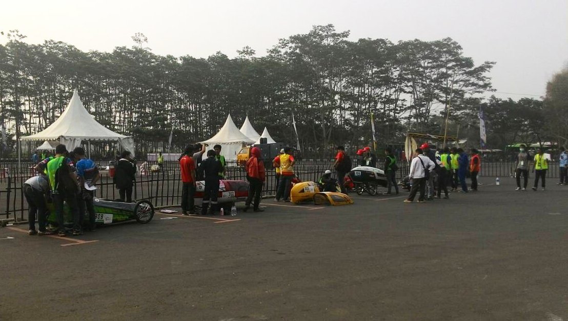 Peserta #KMHE2015 sedang mengantri untuk melaksanakan Prototype Race
#IgniteToAscend #WeBuildWeChangeWeSave