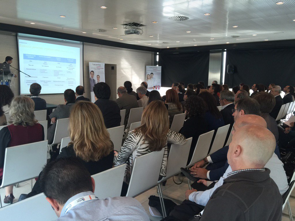 RoberiLuna's tweet photo. Revolucionamos el #management , el #liderazgo y los #RRHH con @malcaniz @LabHuman en el  #49congresoaedipe https://t.co/WrRC2LbI0n