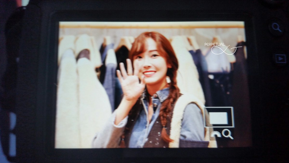 [PIC][23-10-2015]Jessica tham dự sự kiện của thương hiệu "MM6" vào chiều nay CR_bvxjVEAA24sq