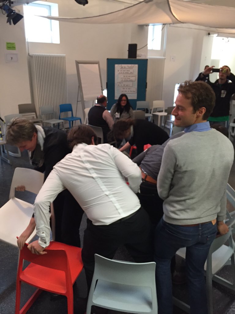 beyondagilecamp's tweet image. @udowiegaertner mit chairwars auf dem #beyondagilecamp