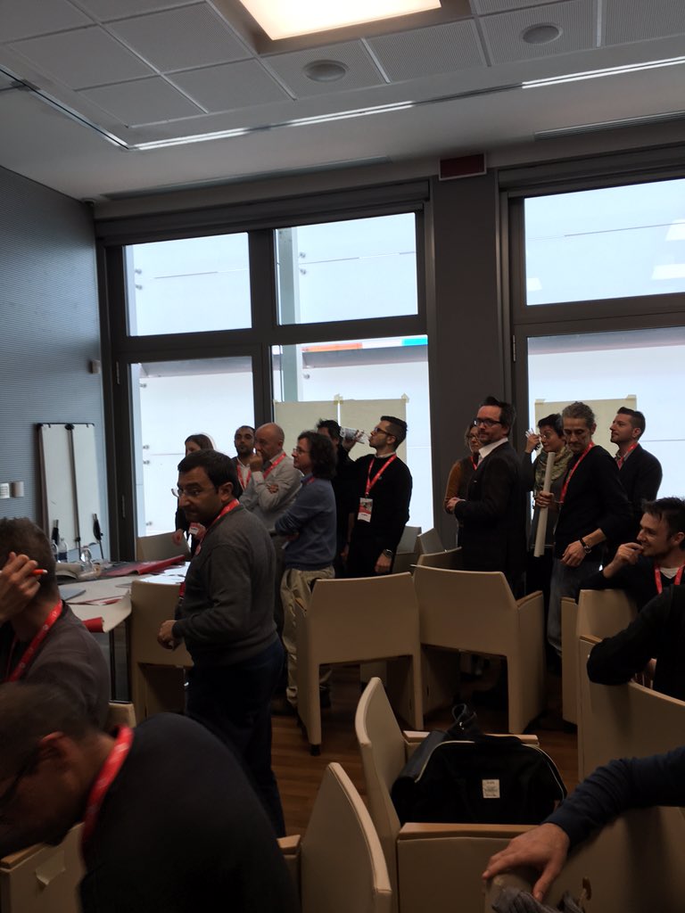 ArchitectaIA's tweet image. @danklyn e @inkblurt stanno dando il bianco :-) #IIAS15 #IA #Bubblediagram