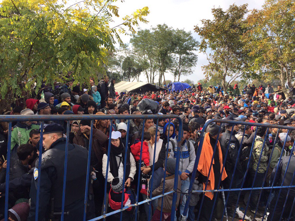 iBabarBaloch's tweet image. Bapska, #Croatia dispatch: 100s of desperate people at this border point w/Serbia. Buses move slowly. 2hr wait