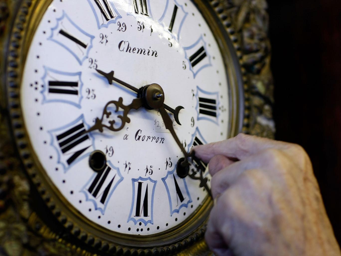 Clocks Back - Page 2 CR_qZhIVEAAan3Z