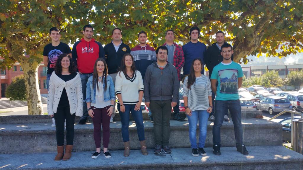 CFSomorrostro's tweet photo. Preparando las fotos de los grupos para el catálogo escolar del Centro. Muy guap@s nuestr@s chic@s de PR3-1 https://t.co/RMydv7CDPS