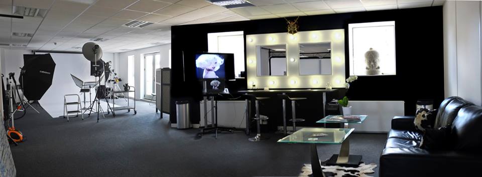 Shoot professional images for your website at our open source studio @indycubeswancen @chicstudiouk #photography