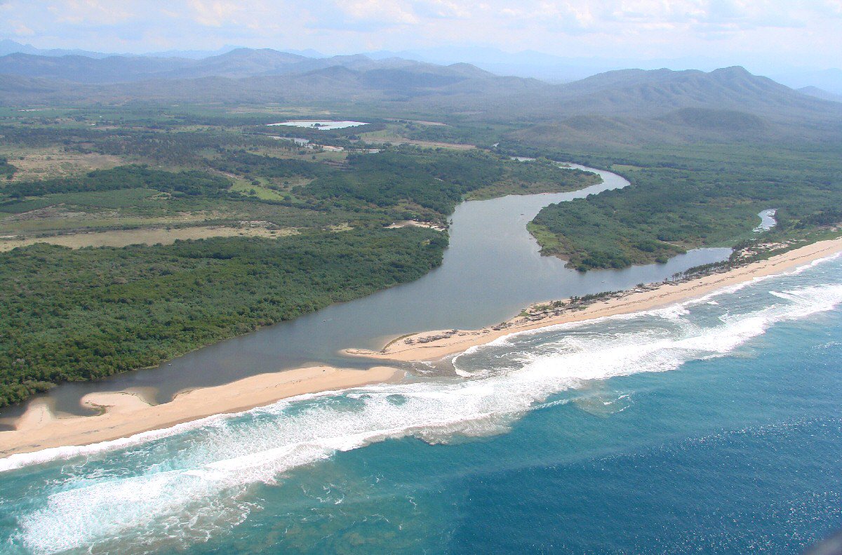 Este el punto donde podría tocar tierra Huracán #Patricia. Donde desemboca al mar el Río Tomatlán #Jalisco: