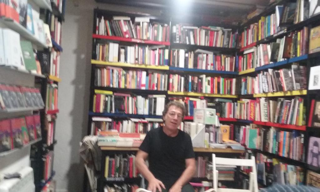 FranGMatute's tweet photo. @jaime_gonzalo anoche en la @librerialafuga... #PoderFreak http://t.co/7hmQ4eSgWo