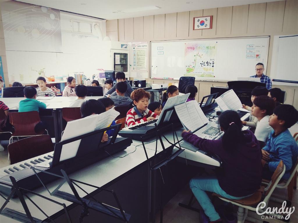 충북단양 어상천초등학교에 온드림스쿨 모니터링을 다녀왔습니다. 즉석에서 작사작곡하고 독창하는 지적장애어린이 감동적이었어요.