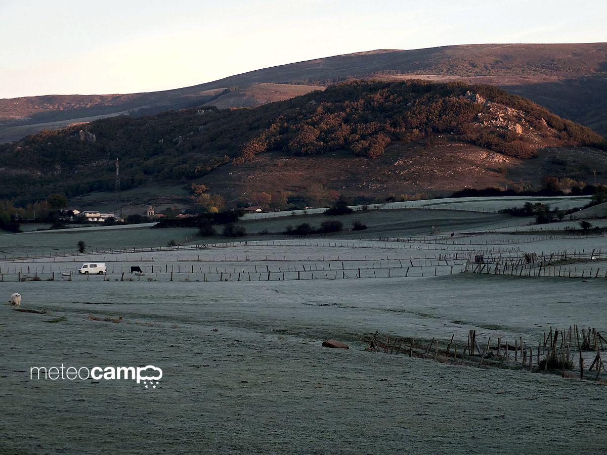 Helada en #Reinosa (-2.3º)  y Nestares (-3.0º). Menos intensa en la #MontañaPalentina.
meteocampoo.es/noticia/primer…