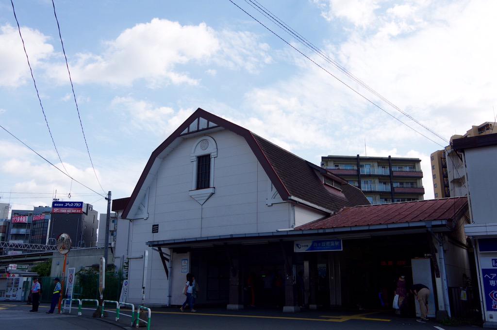 陽氣發處 در توییتر 向ヶ丘遊園駅 神奈川県川崎市 小田急電鉄 小田原線 開業 昭和2年4月1日 改称 昭和30年4月1日 稲田登戸駅から ホーム 2面4線 開業当時からの面影が残る駅舎 マンサード屋根が可愛らしい 屋根部の窓上に小田急の社章がある Http T Co Qjn46hixsg
