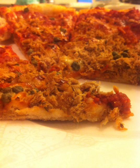 dinotrtovac's tweet photo. Who says wholegrain/lowfat pizza is bland?Tuna,capers,onion,sprinkle goat cheese #homemade #URwhatUtwEat #UWAmandaTA http://t.co/nARxPXTQ8d
