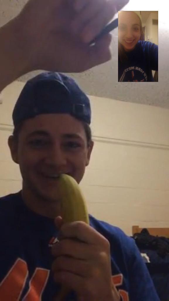 emma_newell's tweet photo. raise your hand (and a banana) if you're happy the mets just freakin won #LGM 🍎 http://t.co/qPvEsrK1o0