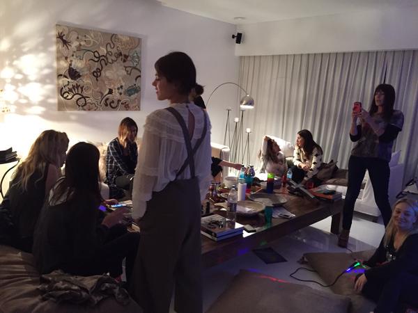 wantoftini's tweet photo. #FOTOS : Martina con sus amigas. antes de viajar http://t.co/o6jVonDh8y