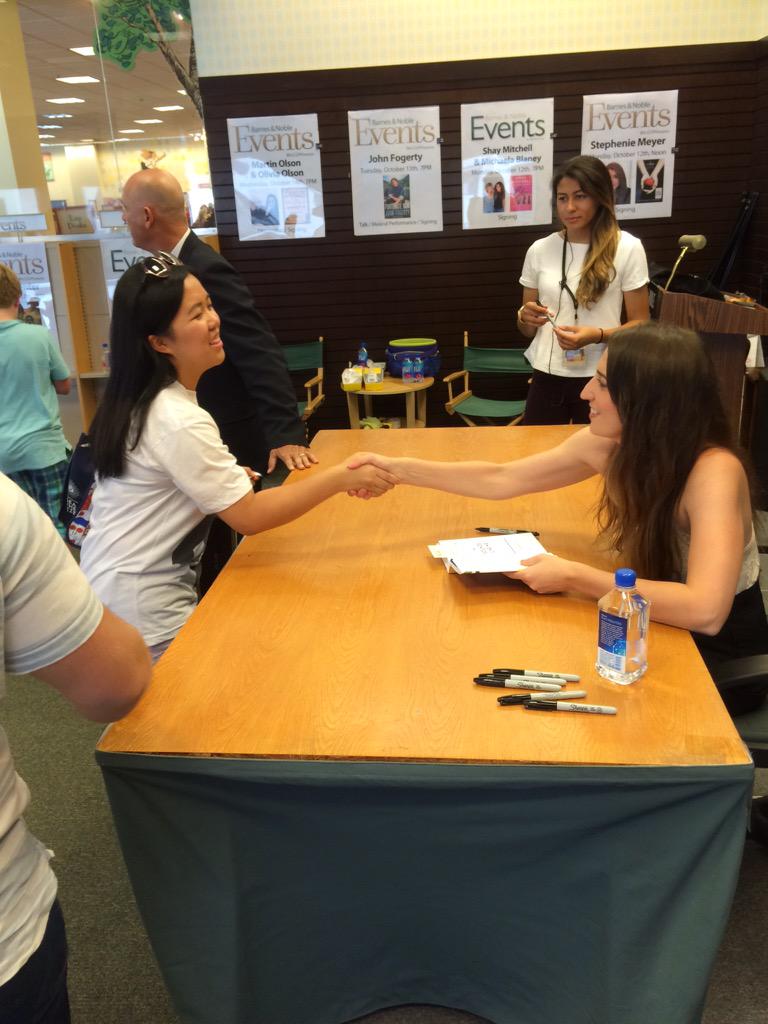 kalai_chik's tweet image. Cherishing the moment I met Sara Bareilles at the grove with @howdyjessie #palmssweaty #momsspaghetti