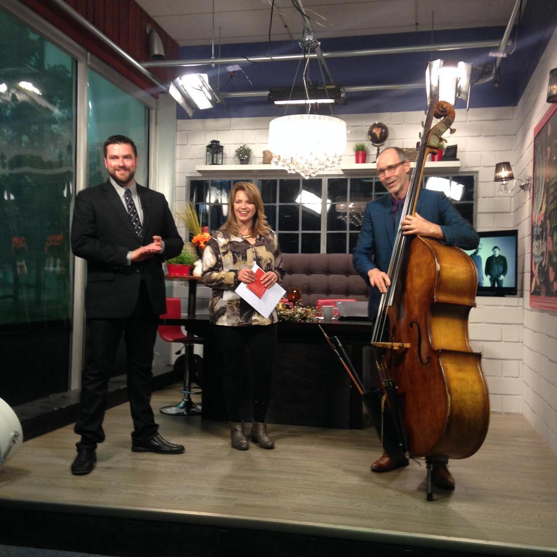 CydneeHosker's tweet image. @Paulnovo &amp;amp; @CHEXDaily  have some fun on the set @PeterboroughCAN @PTBOShowplace @PtboExaminer @TASsnap