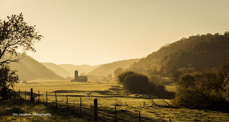 TimoJacobson's tweet photo. Valley Farm Morning. Near Boscobel--Wisc's Outdoor Recreation Destination. #fallingrantcountywi #driftless #autumn http://t.co/ignaXtaQwP