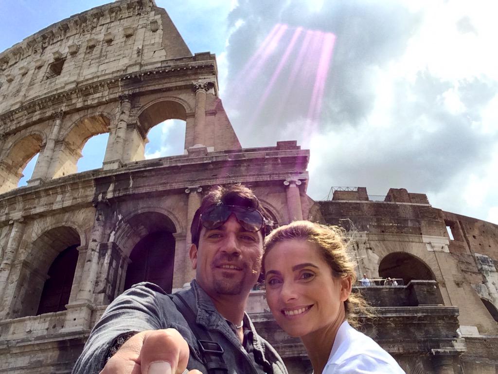 En nuestro IV aniversario de casados, compartimos ésta foto, iluminados por rayos de amor llenos de vida e ilusión.