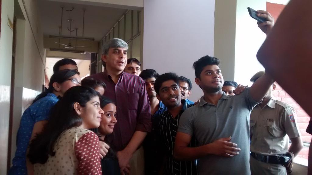 katyaupreti's tweet image. Selfie with VC!  Maths students with Prof #DineshSingh :) #DelhiUniversity @NBTDilli