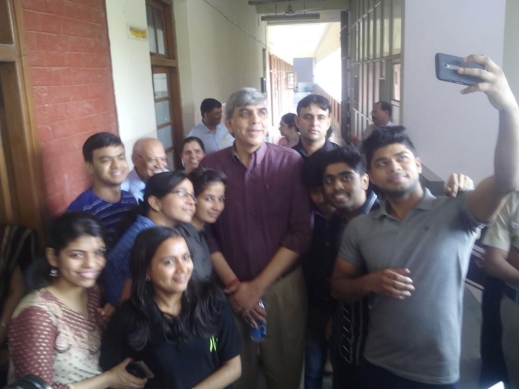 ganeshpathak10's tweet image. #Du vc last get 2gether wid the student of du,students are crazy 2 take selfie wid du #dineshsingh @DelhiUniversity