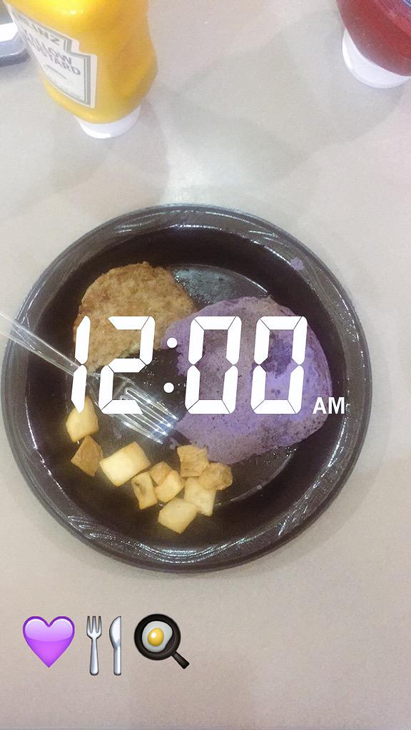 KinzeeBlend's tweet photo. Midnight breakfast #HomecomingWeek2015 💜 http://t.co/rMf1mBh7UE