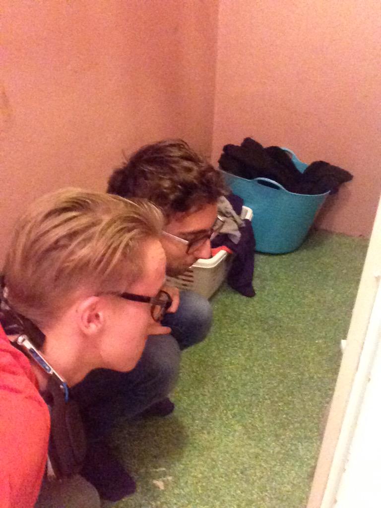 kosebrose's tweet photo. Når vaskemaskinen endelig kom på plass. Vi måtte jo sjekke om alt virket http://t.co/Nv2er1fCvU