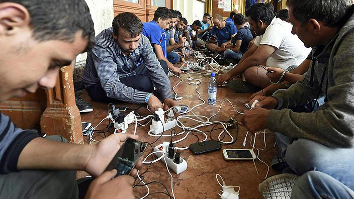 Smartphones and social media are now crucial to #asylumseekers: bit.ly/1VW5ueD