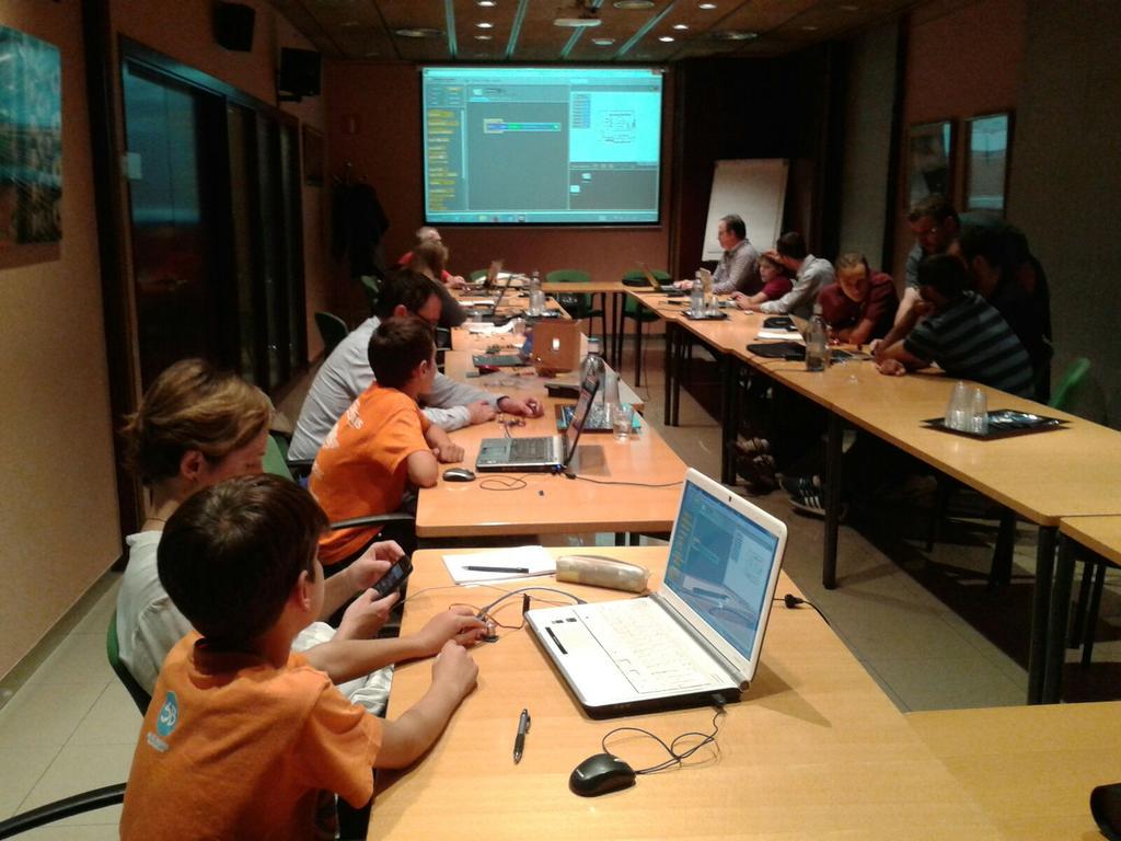 JordiBinefa's tweet image. Ahir fent servir l' #Scratch for #Arduino en Xavier Pi i @tronchon00 commemorant #codeweek2015