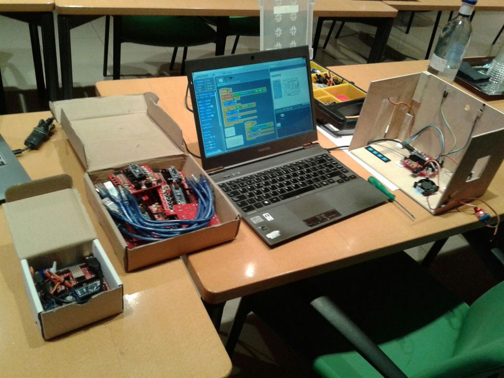 JordiBinefa's tweet image. Ahir fent servir l' #Scratch for #Arduino en Xavier Pi i @tronchon00 commemorant #codeweek2015