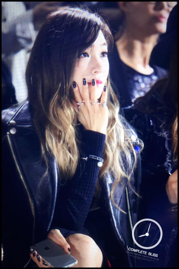 [PIC][16-10-2015]Tiffany tham dự "Hera Seoul Fashion Week 2016SS 'Steve.J & Yoni.P'"  vào tối nay - Page 2 CRb7kfeUEAAWkxd