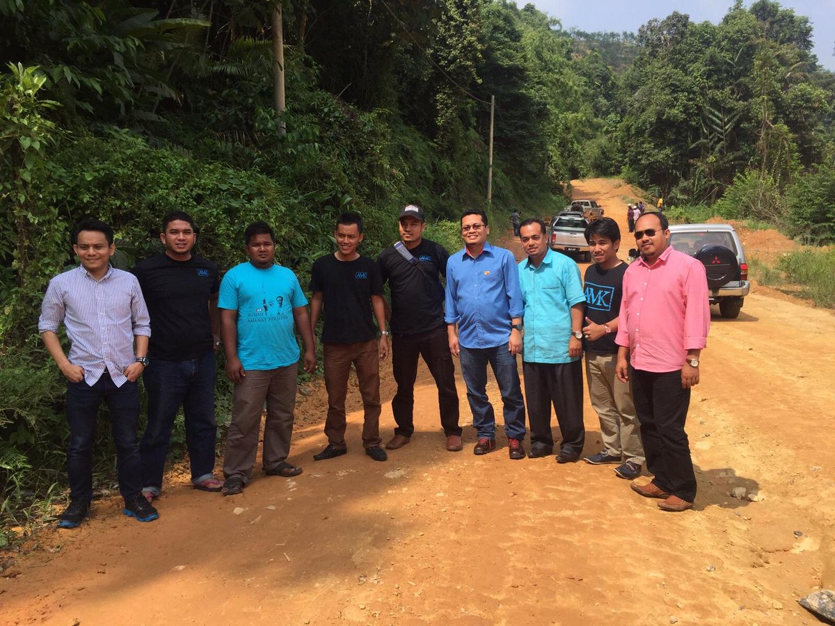 niknazmi's tweet photo. gambar rombongan Pejabat EXCO sy, Bdn Bertindak Orang Asli Selangor, JOAS, Penyelaras DUN Nenggiri ke #PosTohoi 1/2 http://t.co/hMMVFK8Ekz